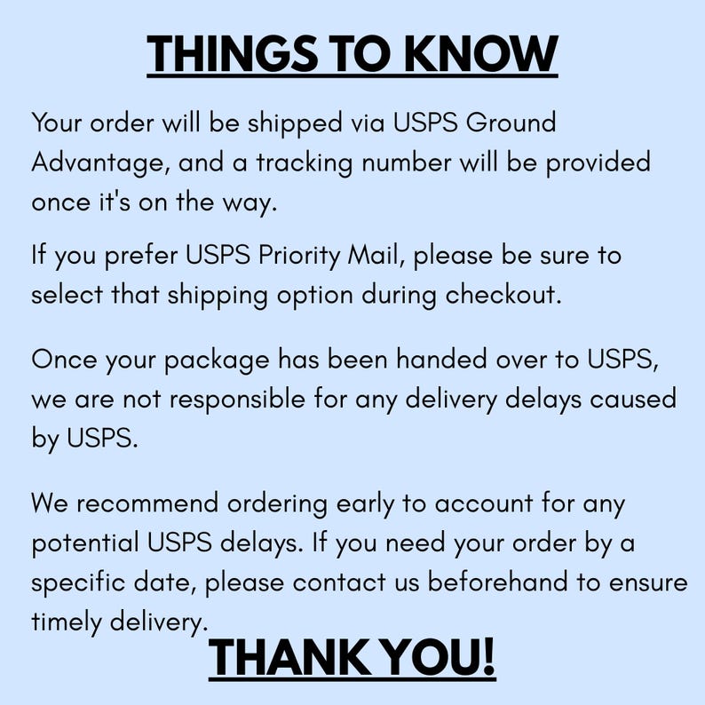 Puede incluir: Texto sobre un fondo azul claro que dice "THINGS TO KNOW" y "THANK YOU!". El texto explica el env&iacute;o a trav&eacute;s de USPS Ground Advantage, el seguimiento y las opciones de USPS Priority Mail. Tambi&eacute;n aborda los retrasos en la entrega y recomienda pedir con anticipaci&oacute;n.