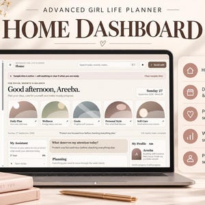 Puede incluir: Una pantalla de portátil que muestra el panel de control Advanced Girl Life Planner con secciones para planes diarios, bienestar, objetivos, estilo personal y autocuidado. La interfaz incluye texto e iconos.