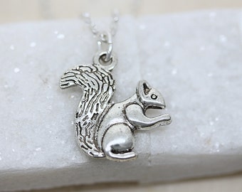 Collar de ardilla, colgante de ardilla plateada en una cadena de plata esterlina de su elección, buen regalo para los amantes de los animales y la naturaleza