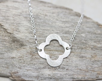 Collar de trébol de plata, colgante de trébol plateado en una cadena de plata esterlina, regalo minimalista.