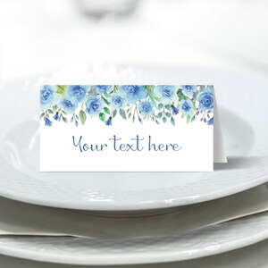 Pu&ograve; includere: Segnaposto floreale blu acquerello con il testo "Your text here".