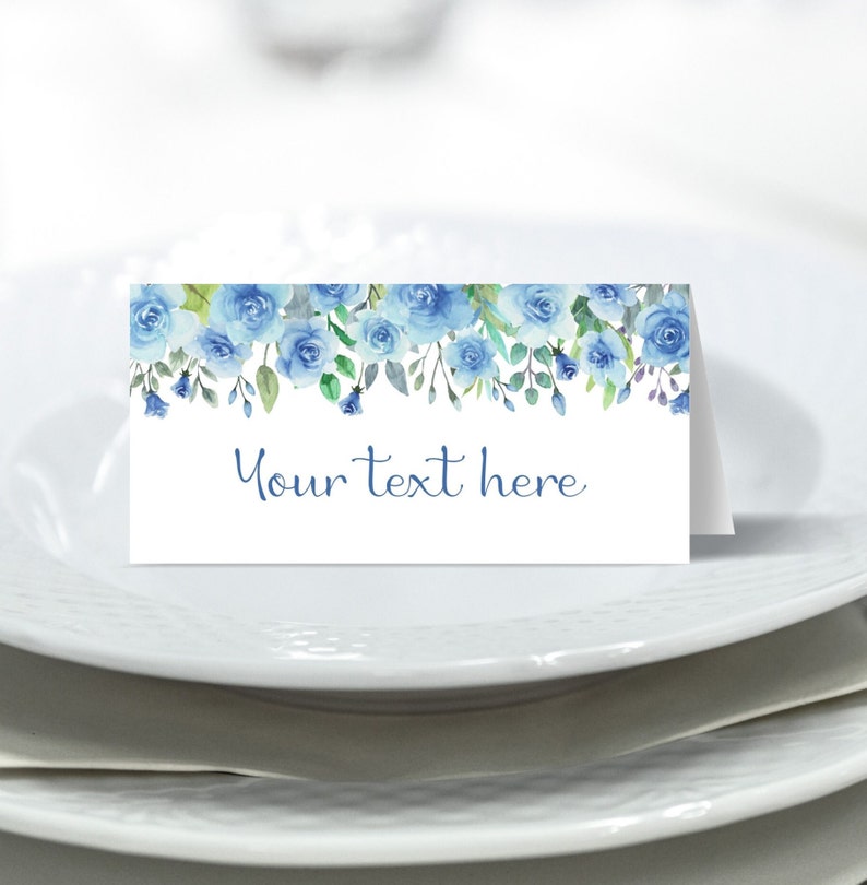 Pu&ograve; includere: Segnaposto floreale blu acquerello con il testo "Your text here".