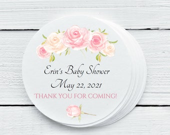 Könnte beinhalten: Runde, weiße Geschenkanhänger mit einem rosa-weißen Blumendesign. Der Text lautet "Erin's Baby Shower May 22, 2021 Thank You for Coming!"