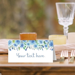 Pu&ograve; includere: Segnaposto floreale blu acquerello con il testo "Your text here".