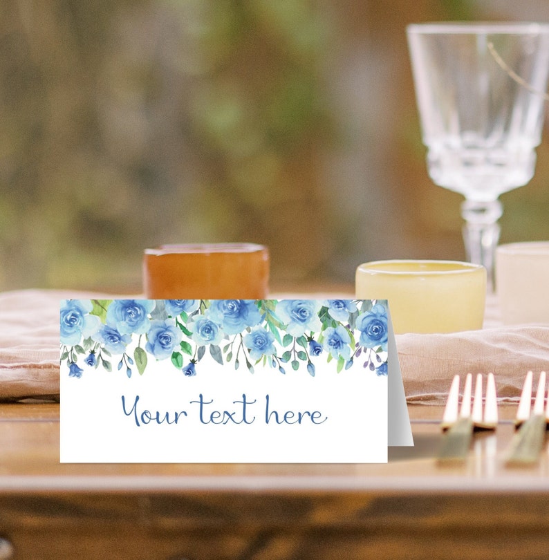 Pu&ograve; includere: Segnaposto floreale blu acquerello con il testo "Your text here".