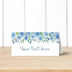 Pu&ograve; includere: Segnaposto floreale blu acquerello con il testo "Your text here".