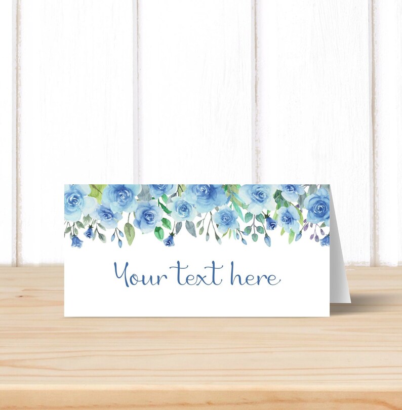 Pu&ograve; includere: Segnaposto floreale blu acquerello con il testo "Your text here".