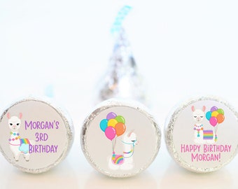 Peut inclure: Trois bonbons emballés dans du papier d'aluminium avec des autocollants d'anniversaire sur le thème du lama. Les autocollants présentent un lama blanc avec des ballons colorés, une sacoche arc-en-ciel et le texte "Morgan's 3rd Birthday" et "Happy Birthday Morgan!"