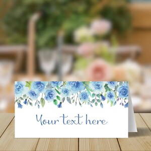 Pu&ograve; includere: Segnaposto floreale acquerellato blu con il testo "Your text here".