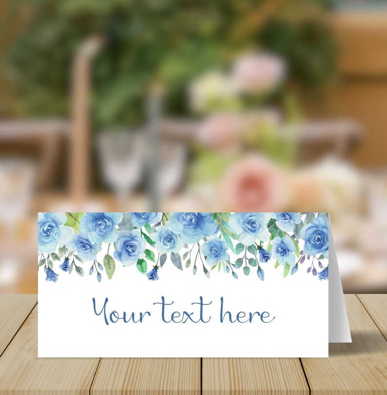 Pu&ograve; includere: Segnaposto floreale acquerellato blu con il testo "Your text here".
