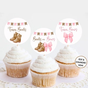 以下が含まれることがあります： ピンクと茶色の旗が付いたカップケーキの飾り3つ。1つは「Boots or Bows」、もう1つは茶色のカウボーイブーツのペアが付いた「Team Boots」、そしてもう1つはピンクのリボンが付いた「Team Bows」と書かれている。