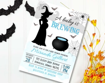 Puede incluir: Una invitación a una fiesta de bienvenida al bebé con una silueta de bruja sosteniendo una caldera. La invitación está decorada con murciélagos, telarañas y el texto "A baby is BREWING". El texto también incluye la fecha, la hora, la ubicación y la información de RSVP.