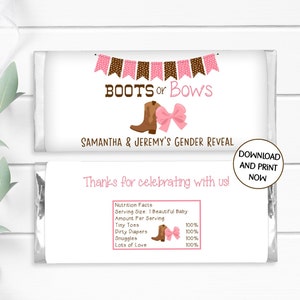 Könnte beinhalten: Ein rosa-brauner Schokoladenriegel-Wrapper für die Geschlechterenthüllung mit einem Banner aus rosa-braunen Flaggen. Der Text "BOOTS or BOWS" ist auf dem Wrapper gedruckt, sowie der Text "SAMANTHA & JEREMY'S GENDER REVEAL". Die Unterseite des Wrappers hat ein Nährwert-Etikett mit dem Text "Thanks for celebrating with us!" und einer Liste von Artikeln mit Prozentangaben.