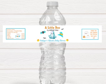 Puede incluir: Una etiqueta de botella de agua blanca con un diseño de fantasma azul y naranja. La etiqueta dice "A Little Boo - is almost due - Katelyn & Alberto's Baby Shower".