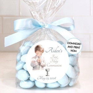 Könnte beinhalten: Ein weißer runder Aufkleber mit einer Aquarell-Illustration eines Jungen in einem weißen Anzug, die Hände zum Gebet gefaltet. Der Aufkleber lautet "Aiden's First Holy Communion May 23, 2024".