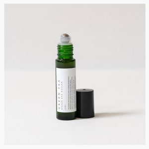 Rolo de chá verde para a região dos olhos - totalmente orgânico. Suaviza e desincha a região dos olhos. Extrato refrescante de hamamélis. Chá verde. Ervas calmantes. Sem óleo.