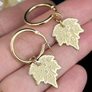 Ahornblatt-Ohrringe Gold, Blumenohrringe Gold, Blatt-Ohrringe Hängend, Natur-Ohrringe, Von der Natur inspirierte Ohrringe, Wald-Ohrringe