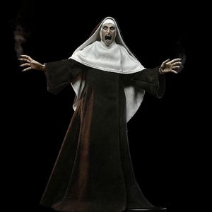 Gruselige Nonne – Halloween-Projektionsvideo, Dämonische Nonne mit roten Augen – Schreckmoment, Fensterprojektor-Loop, Gruselige Halloween-Deko, HD-Download Bild 4