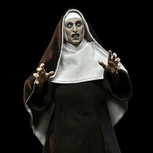 Gruselige Nonne – Halloween-Projektionsvideo, Dämonische Nonne mit roten Augen – Schreckmoment, Fensterprojektor-Loop, Gruselige Halloween-Deko, HD-Download Bild 3
