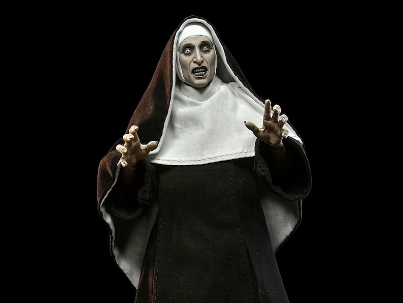 Gruselige Nonne – Halloween-Projektionsvideo, Dämonische Nonne mit roten Augen – Schreckmoment, Fensterprojektor-Loop, Gruselige Halloween-Deko, HD-Download Bild 3