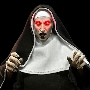 Gruselige Nonne – Halloween-Projektionsvideo, Dämonische Nonne mit roten Augen – Schreckmoment, Fensterprojektor-Loop, Gruselige Halloween-Deko, HD-Download Bild 2