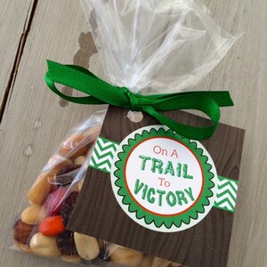 Regali per la squadra di calcio, Regali per il calcio, Sulla strada verso la vittoria, Tag regalo Trail Mix File PDF PERSONALIZZATO Kit competizione Friday Night Lights