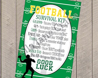 Può includere: Un cartello stampabile a tema calcistico verde e bianco con il testo "Football Survival Kit" e un elenco di articoli, tra cui pesci rossi, chewing gum, patatine fritte, powerade, starburst, barretta di cioccolato e ring pop. Il cartello include anche il testo "Buona fortuna".
