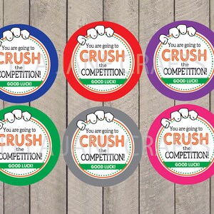 K&ouml;nnte beinhalten: Sechs runde Aufkleber mit einem gr&uuml;nen, orangefarbenen und wei&szlig;en Design. Die Aufkleber sagen "You are going to CRUSH the COMPETITION! GOOD LUCK!"