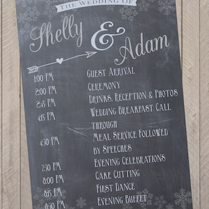 Puede incluir: Un letrero de boda de pizarra con fondo blanco y texto gris. El letrero enumera el horario de la boda de Shelly y Adam, comenzando con la llegada de los invitados a la 1:00 PM y terminando con el buffet de la noche a las 8:30 PM.