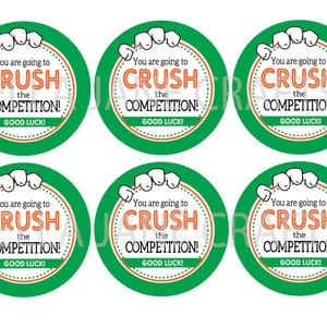 K&ouml;nnte beinhalten: Sechs gr&uuml;ne und orangefarbene runde Aufkleber mit dem Text "You are going to CRUSH the COMPETITION! GOOD LUCK!" in einem wei&szlig;en Kreis mit schwarzem Rand.