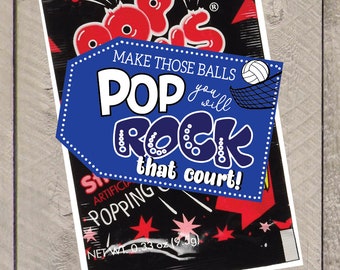 Pode incluir: Um pacote azul e vermelho de doces que estalam com uma rede de voleibol e uma bola na frente. O pacote diz "Make those balls pop you will rock that court!"