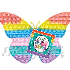 Puede incluir: Un juguete para aliviar la ansiedad en forma de mariposa con colores de arcoíris y una pegatina que dice "No nos importa, estamos haciendo pop".