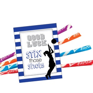 Può includere: Un biglietto a strisce blu e bianche con il testo "Good Luck Stix those shots" e una silhouette di una giocatrice di pallavolo. Il biglietto è circondato da bastoncini di caramelle colorati.