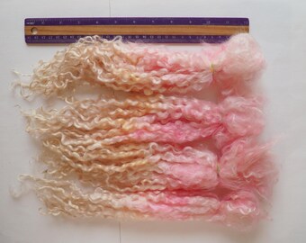 Longues mèches de laine bouclées, fibre rose et crème pour le filage et le feutrage, cheveux pour poupées, riccioli naturali lanafeltro