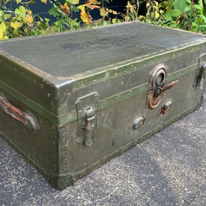 Metal Steamer Trunk with Interior Tray - Flat Top – Craze Furniture and  Antiques