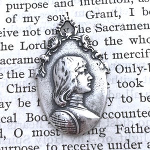 St. Joan of Arc Medal - Sterling Silver - St. Jeanne D&#39;Arc Medialle - Patron of soldiers and France - Cross of Lorraine (CD-409)