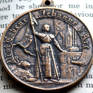 St. Joan of Arc Religious Medal - 1 1/2" - Catholic Medal - Vintage Replica - Made in the USA (SF-440)