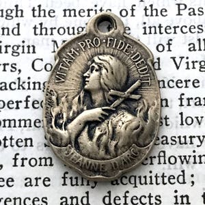 Sacred Heart of Jesus - St. Joan of Arc Medal - BRONZE - St. Jeanne D&#39;Arc Medialle - Patron of soldiers and France (CD-408)