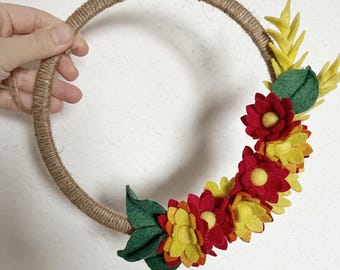 Handgefertigter Kranz mit Filzblumen – Rustikale Herbstdeko