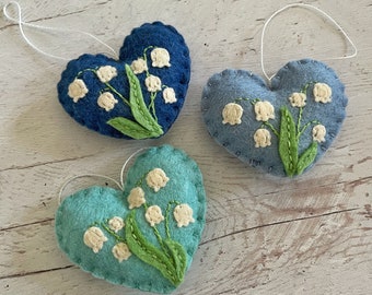 Ornement coeur en feutre muguet : décoration florale faite main