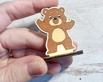 Schreibtischanhänger Bär aus Holz - handbemalter, lasergeschnittener Schreibtischständer