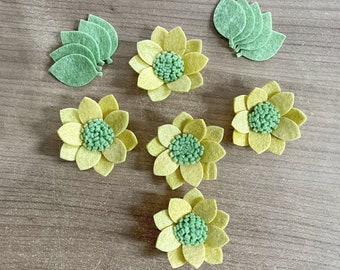 Gele bloemenpakket, vilten losse bloemen met groene bladeren