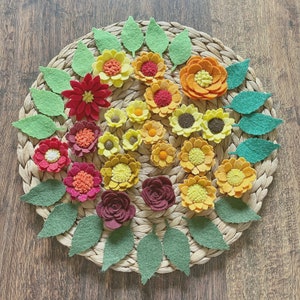 Herfstbloemenpakket, gele en oranje vilten losse bloemen met groene bladeren