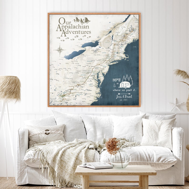 Puede incluir: Un mapa azul y blanco con un marco marr&oacute;n. El mapa muestra los Montes Apalaches y tiene el texto "Our Appalachian Adventures" y "HOME is where we park it... Jess & Brent est. 2013".