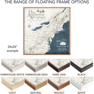 Puede incluir: Un ejemplo de impresi&oacute;n de mapa personalizado de 24x24 pulgadas con un esquema de color azul y blanco. El mapa est&aacute; enmarcado en una variedad de marcos de madera y negros. Las opciones de marco incluyen: Farmhouse White, Farmhouse Gray, Dark Java, Black, Light, Natural, Walnut y White.