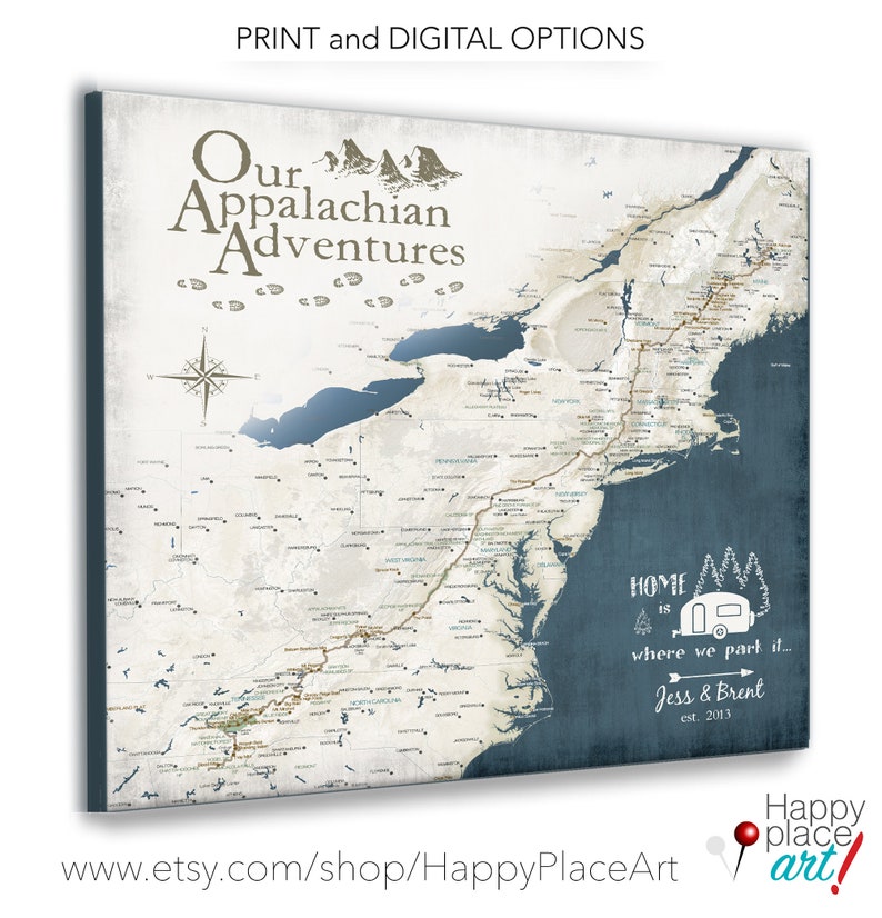 Puede incluir: Un mapa de estilo vintage de los Montes Apalaches con un icono de autocaravana azul y blanco y el texto "Home is where we park it... Jess & Brent est. 2013". El mapa est&aacute; impreso en un lienzo con fondo blanco y l&iacute;neas marrones.