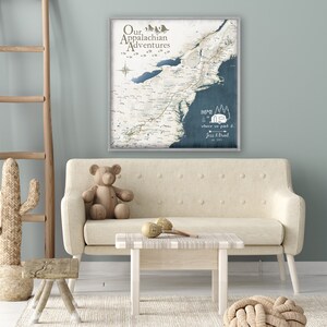 Puede incluir: Un mapa enmarcado de los Montes Apalaches en azul y blanco. El mapa se titula "Our Appalachian Adventures" e incluye un peque&ntilde;o icono de autocaravana con el texto "Home is where we park it. Jess & Brent est. 2018."