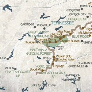 Puede incluir: Un mapa del sureste de los Estados Unidos que destaca el Parque Nacional de las Grandes Monta&ntilde;as Humeantes y sus alrededores. El mapa muestra varias monta&ntilde;as, lagos y ciudades de la regi&oacute;n. El mapa est&aacute; etiquetado con los nombres de las monta&ntilde;as, los lagos y las ciudades.