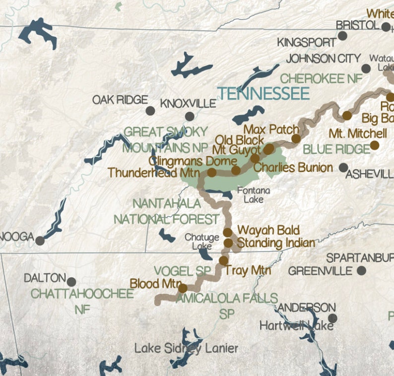 Puede incluir: Un mapa del sureste de los Estados Unidos que destaca el Parque Nacional de las Grandes Monta&ntilde;as Humeantes y sus alrededores. El mapa muestra varias monta&ntilde;as, lagos y ciudades de la regi&oacute;n. El mapa est&aacute; etiquetado con los nombres de las monta&ntilde;as, los lagos y las ciudades.