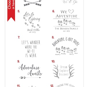 Puede incluir: Doce dise&ntilde;os diferentes para un motivo de mapa personalizado. Cada dise&ntilde;o presenta una frase y un gr&aacute;fico con tem&aacute;tica de aventura, como "La aventura te espera" con un ciervo y pinos, "Nuestras aventuras" con monta&ntilde;as y "Vamos a explorar" con huellas. Los dise&ntilde;os est&aacute;n numerados del 1 al 12.